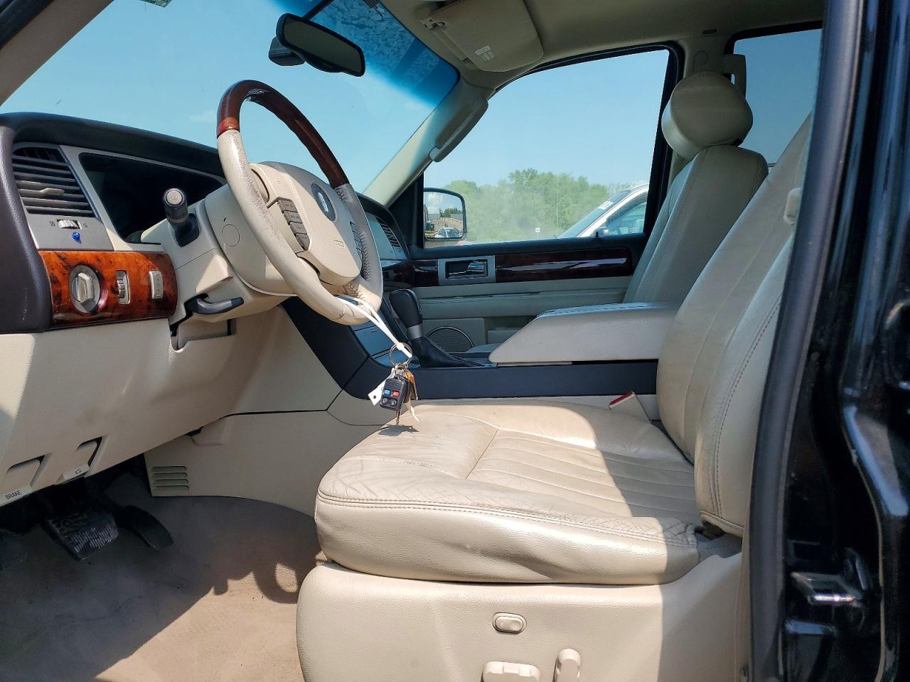 LINCOLN NAVIGATOR 2003 — 8
