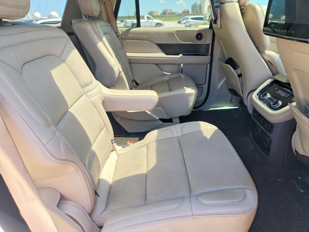 LINCOLN NAVIGATOR 2019 — 12