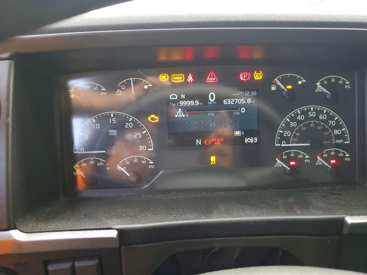 VOLVO VNL 2020 — 9