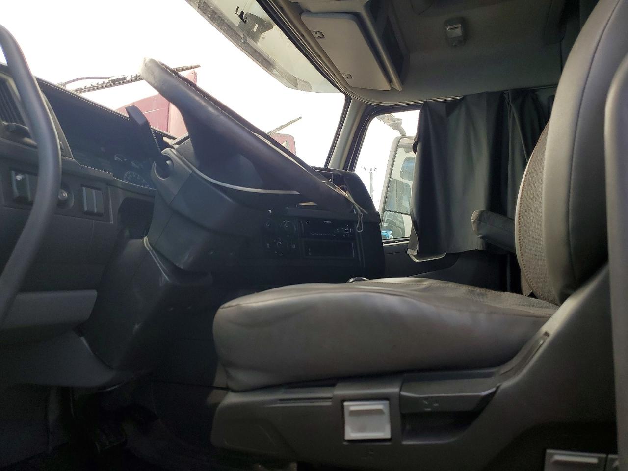 VOLVO VNL 2020 — 6