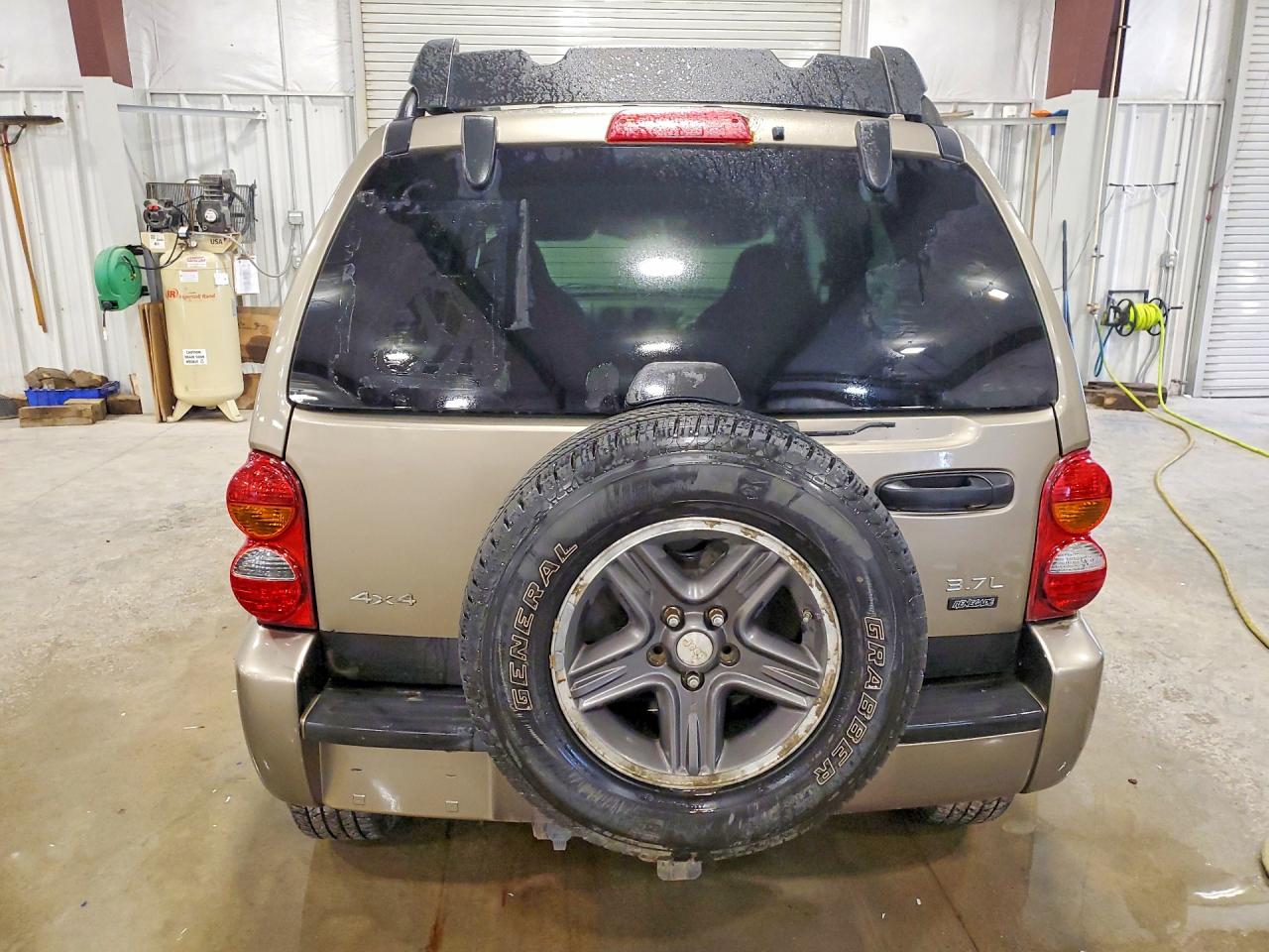 JEEP LIBERTY 2004 — 7
