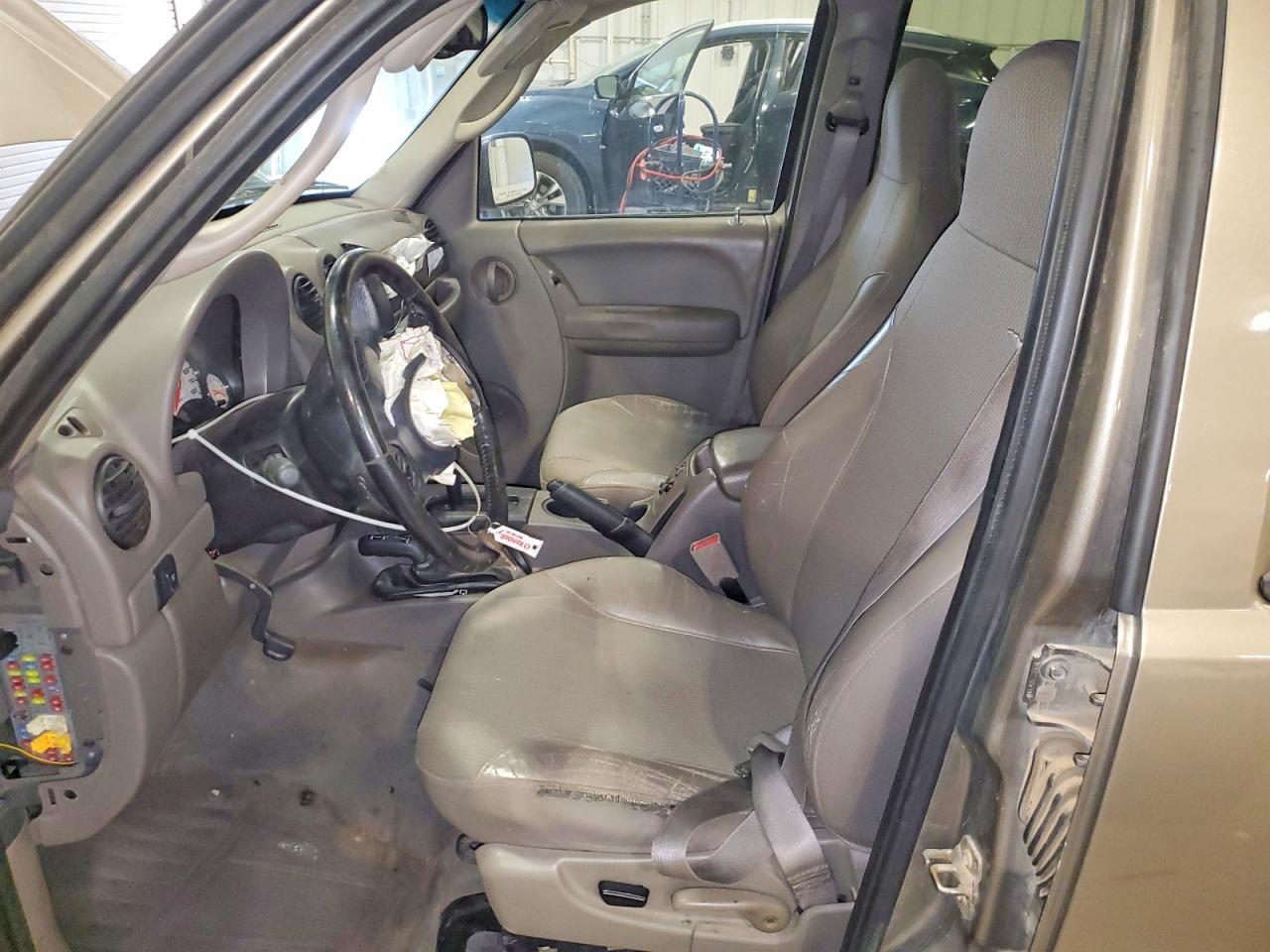 JEEP LIBERTY 2004 — 8