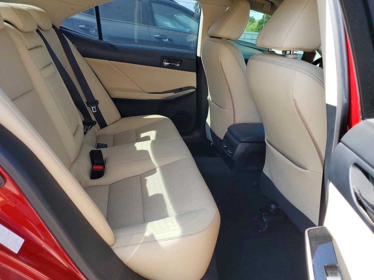 LEXUS IS 2015 — 11