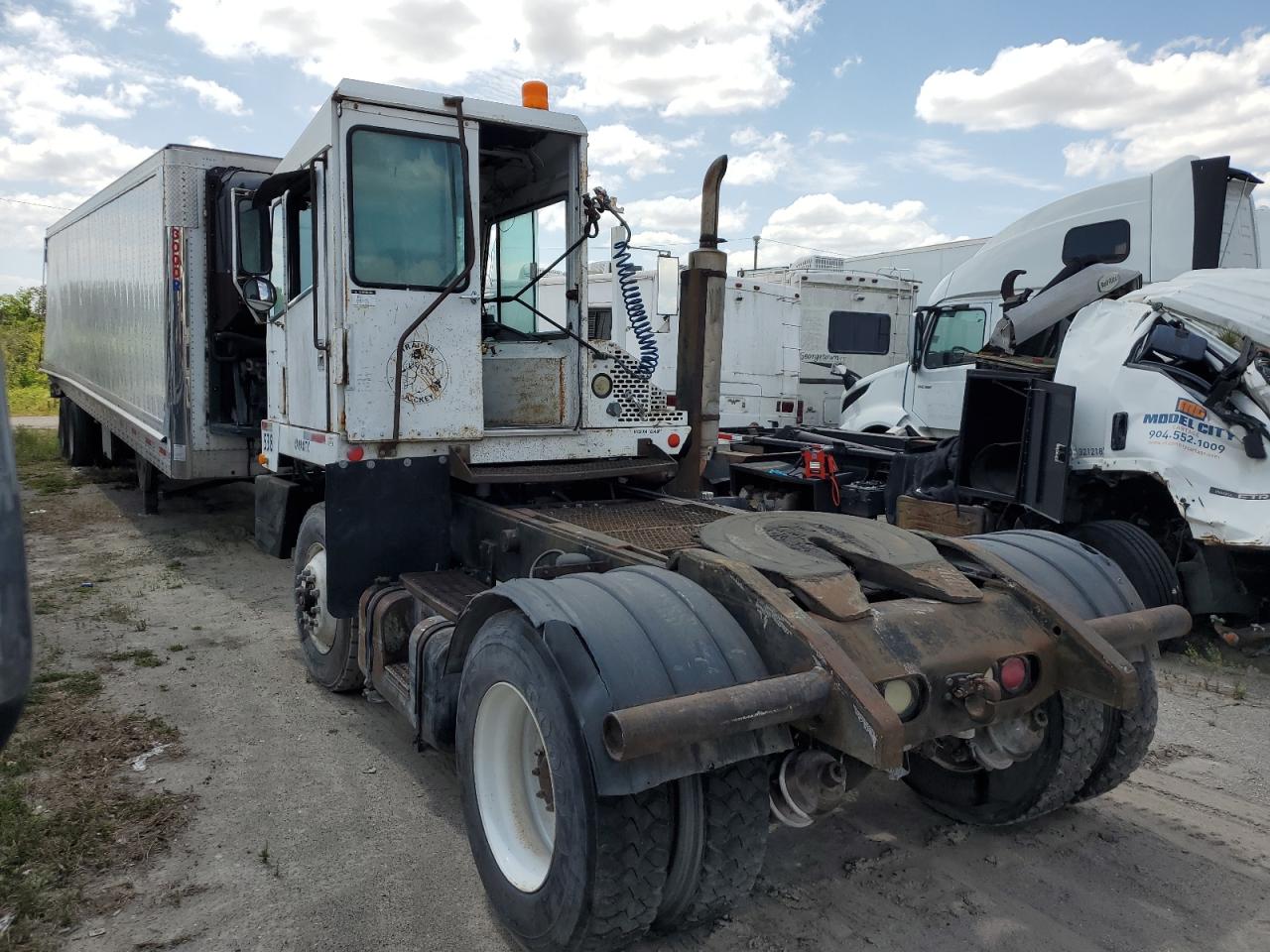 CAPACITY YARD TRUCK 1998 — 4