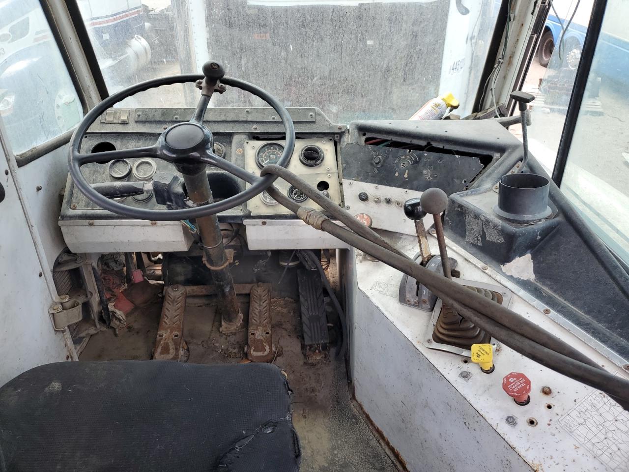 CAPACITY YARD TRUCK 1998 — 6