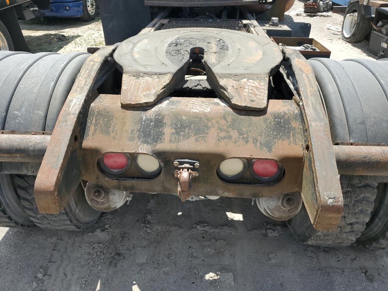 CAPACITY YARD TRUCK 1998 — 10