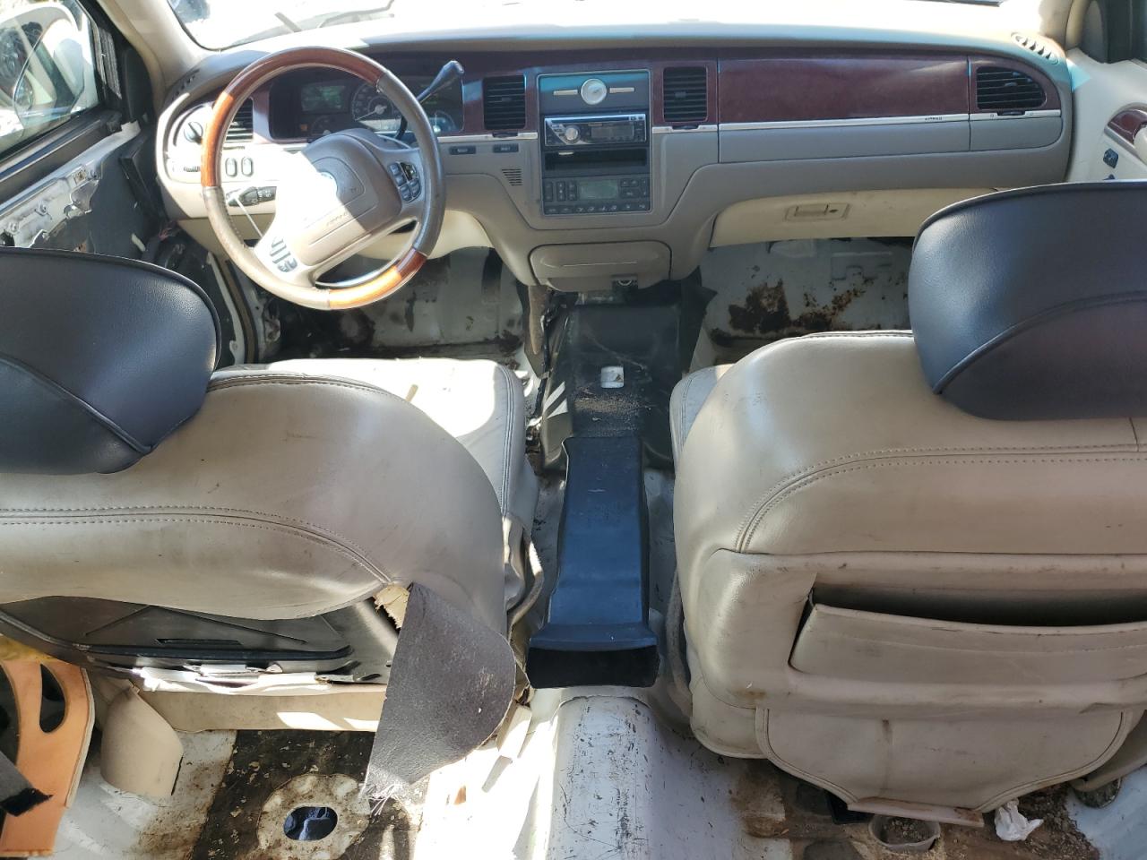 LINCOLN TOWN CAR 2003 — 9
