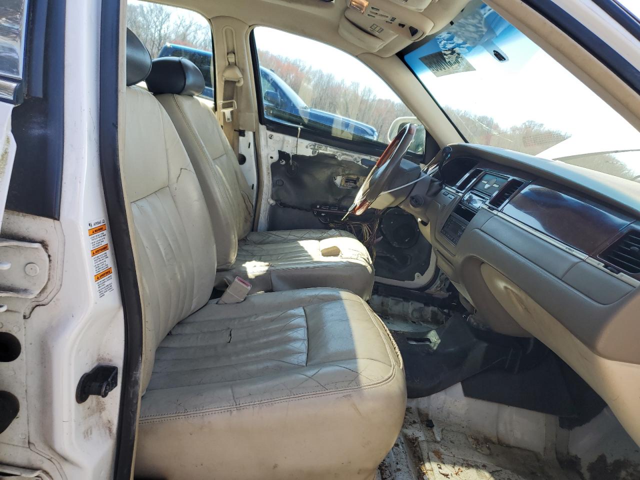 LINCOLN TOWN CAR 2003 — 8