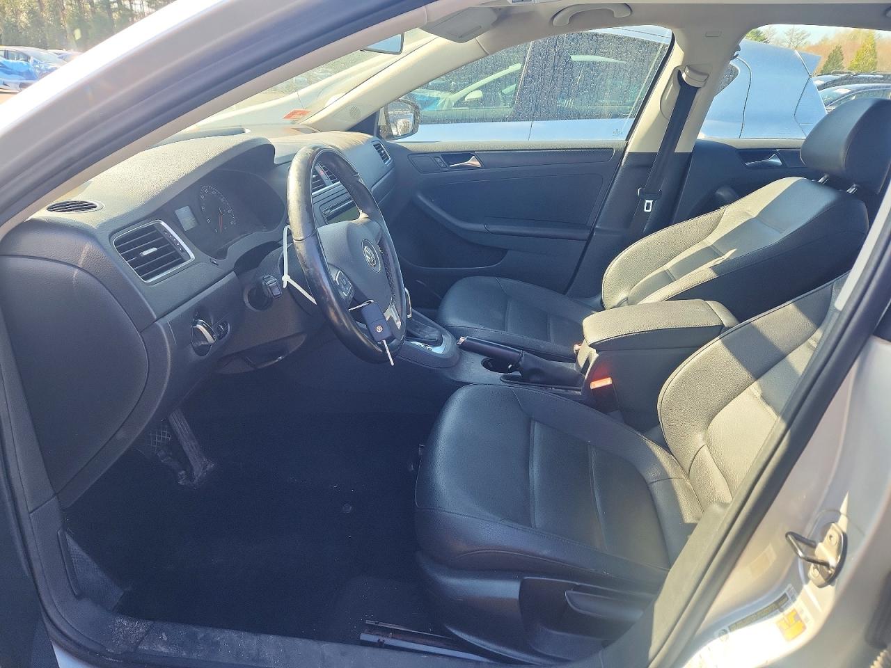 VOLKSWAGEN JETTA 2011 — 8