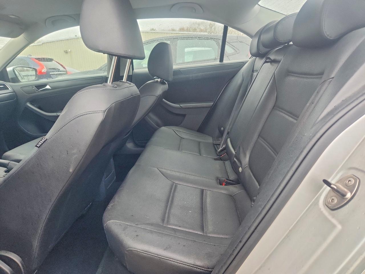 VOLKSWAGEN JETTA 2011 — 11