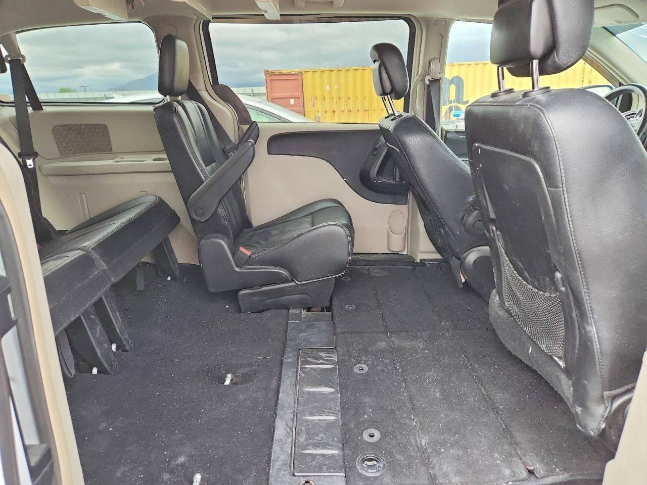 CHRYSLER TOWN & COUNTRY 2014 — 12