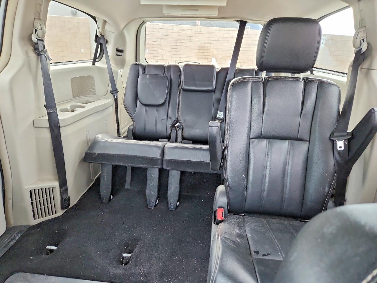 CHRYSLER TOWN & COUNTRY 2014 — 11