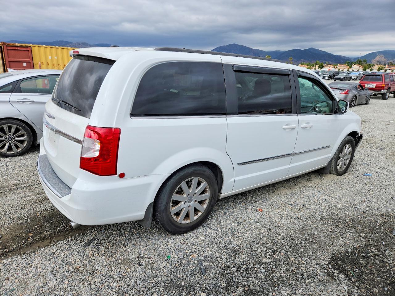 CHRYSLER TOWN & COUNTRY 2014 — 4