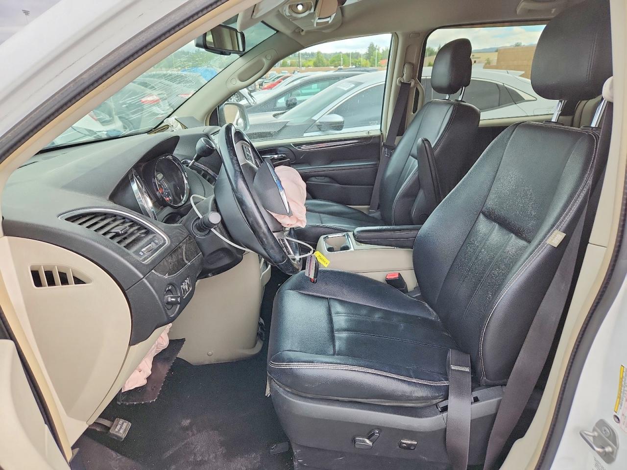 CHRYSLER TOWN & COUNTRY 2014 — 8