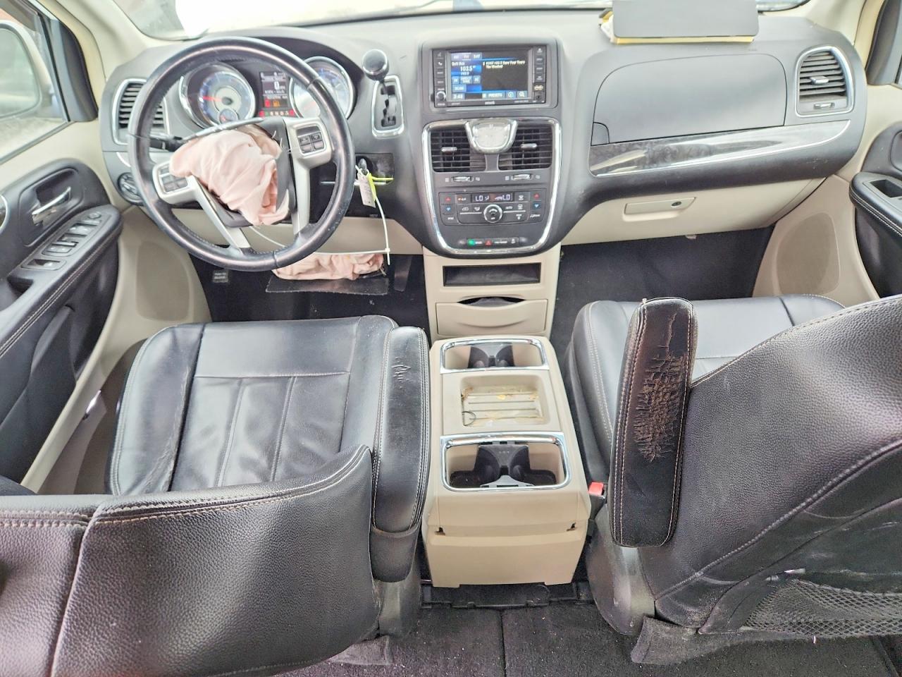 CHRYSLER TOWN & COUNTRY 2014 — 9