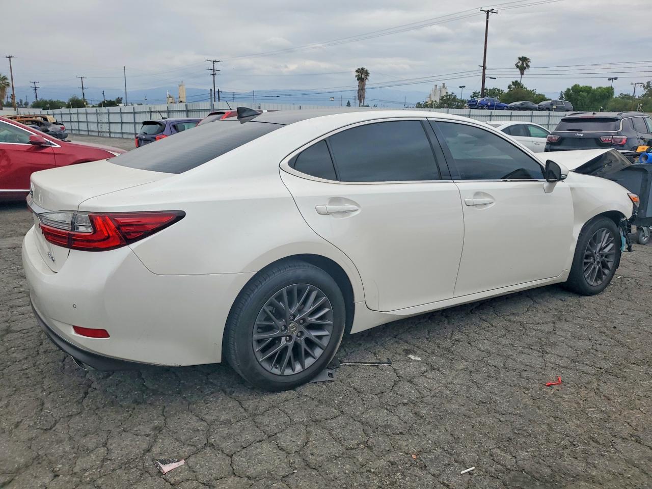 LEXUS ES 2018 — 4