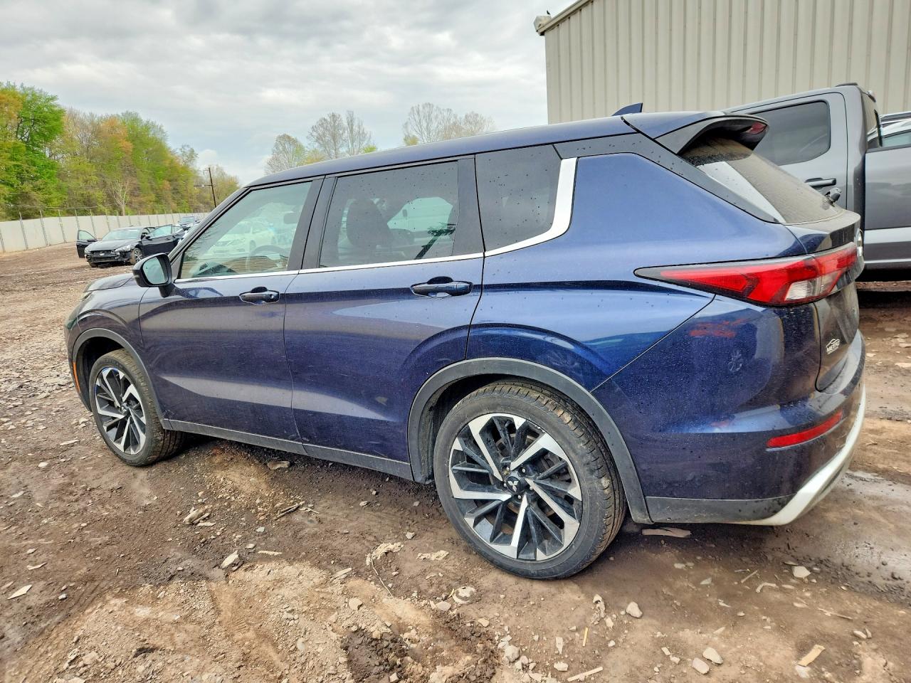 MITSUBISHI OUTLANDER 2023 — 3