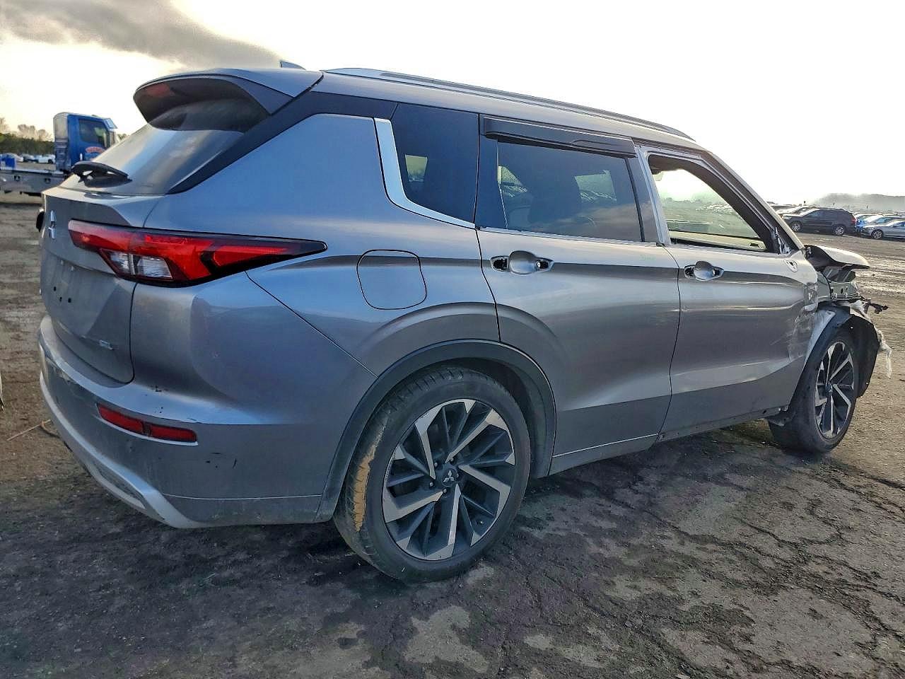 MITSUBISHI OUTLANDER 2022 — 4