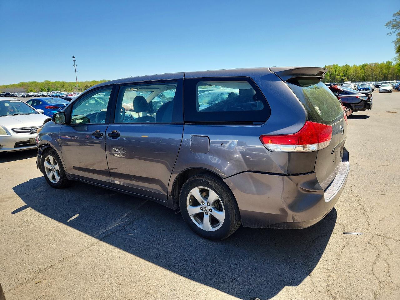 TOYOTA SIENNA 2011 — 3