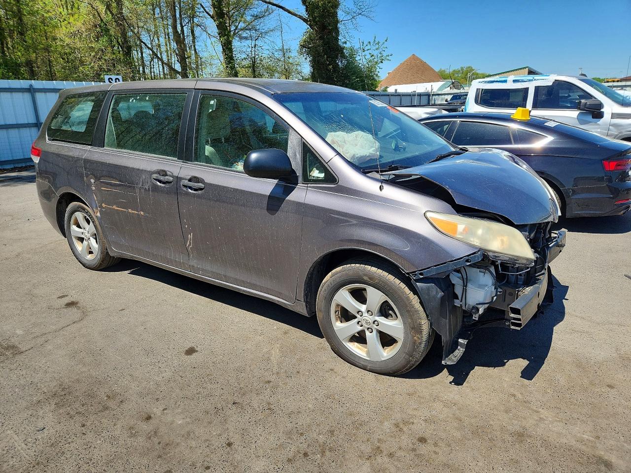 TOYOTA SIENNA 2011 — 5