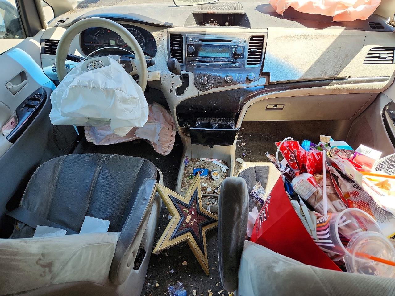 TOYOTA SIENNA 2011 — 9