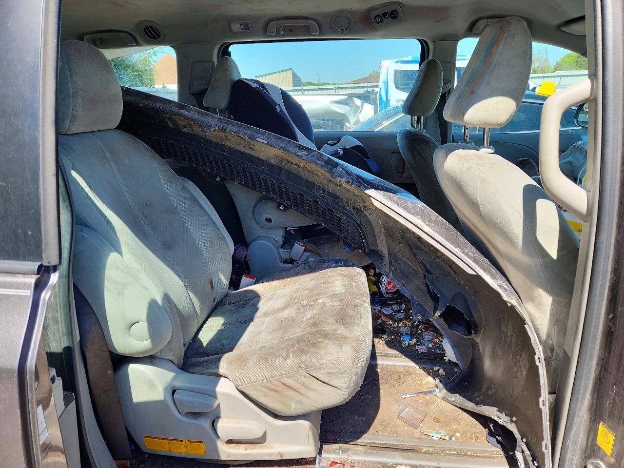 TOYOTA SIENNA 2011 — 12