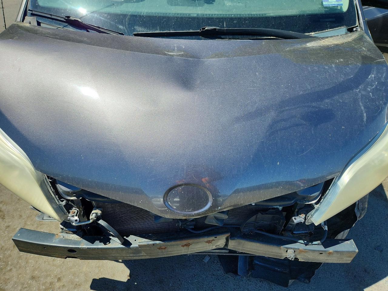 TOYOTA SIENNA 2011 — 13