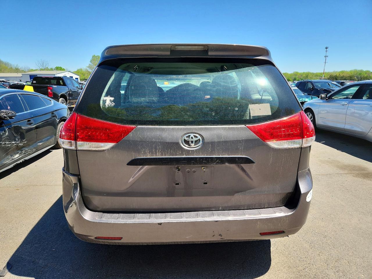 TOYOTA SIENNA 2011 — 7