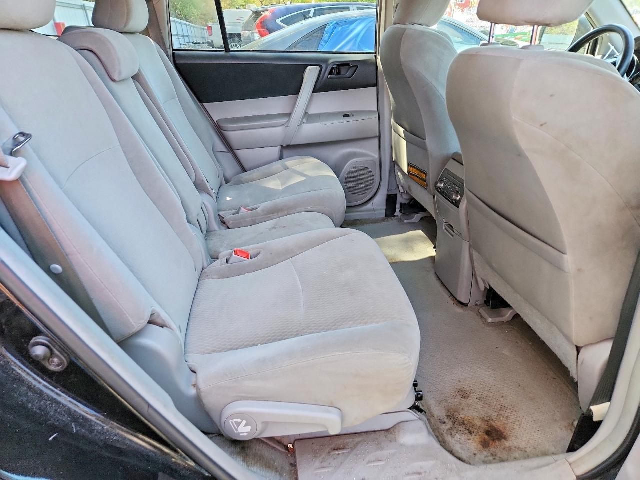 TOYOTA HIGHLANDER 2010 — 12