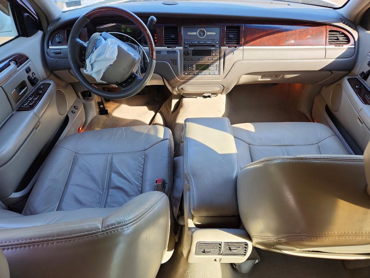 LINCOLN TOWN CAR 2006 — 9