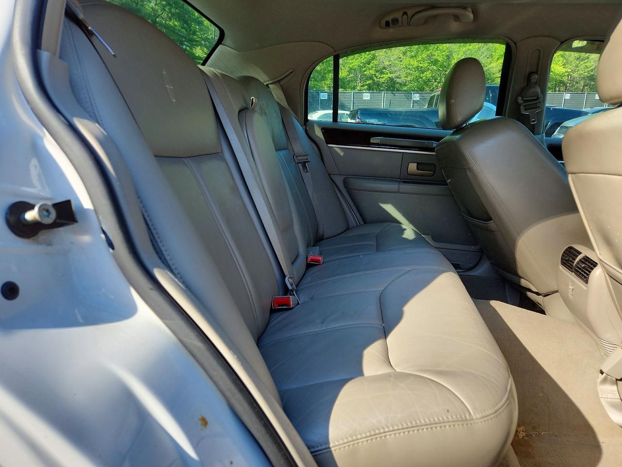LINCOLN TOWN CAR 2006 — 11