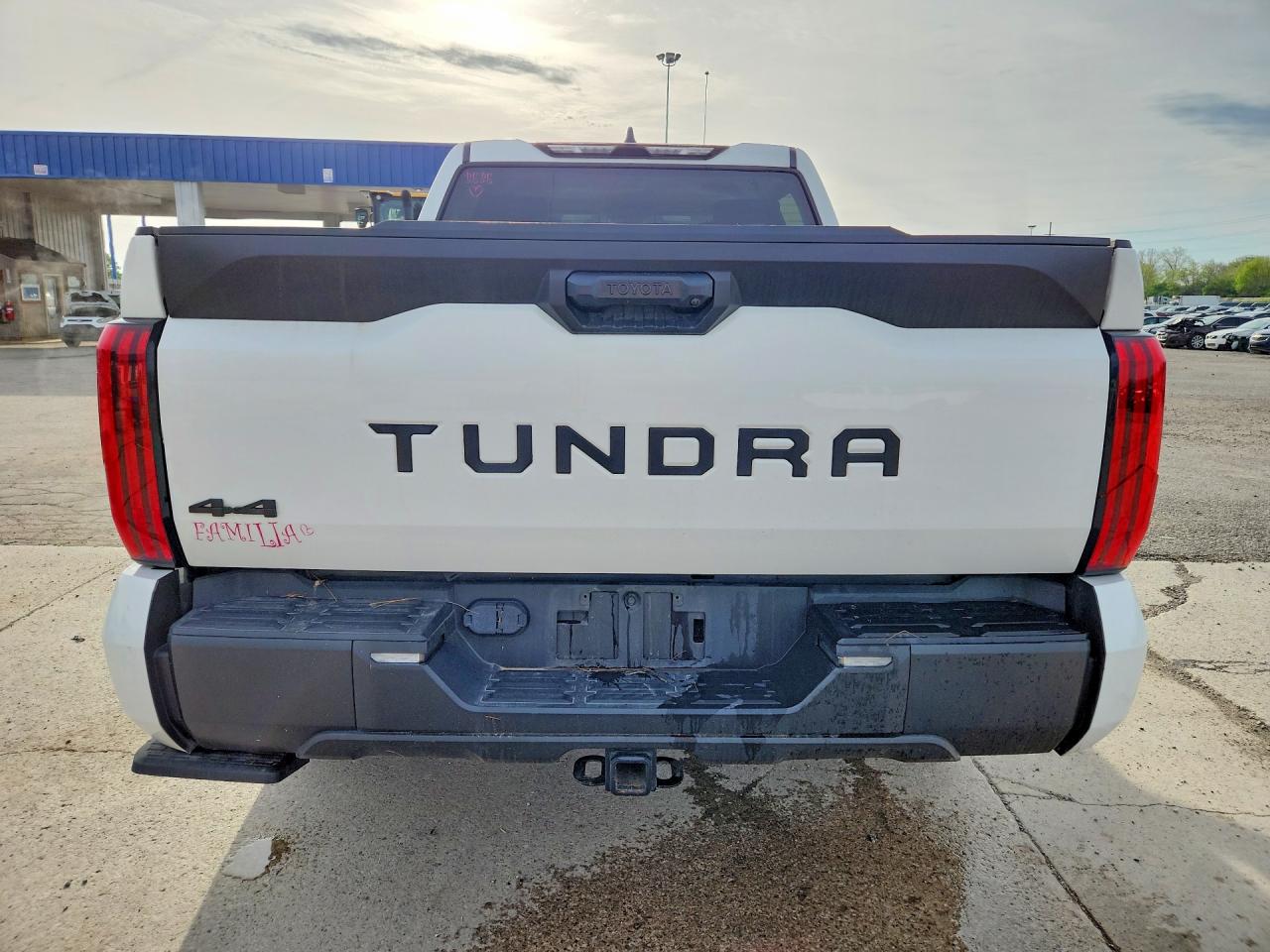 TOYOTA TUNDRA 2023 — 7