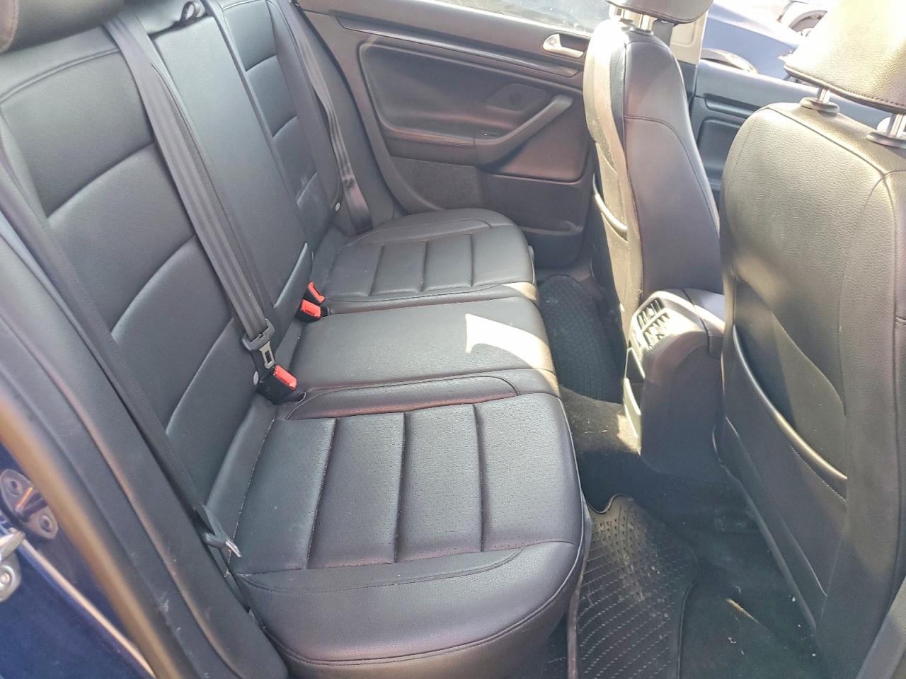 VOLKSWAGEN JETTA 2011 — 11