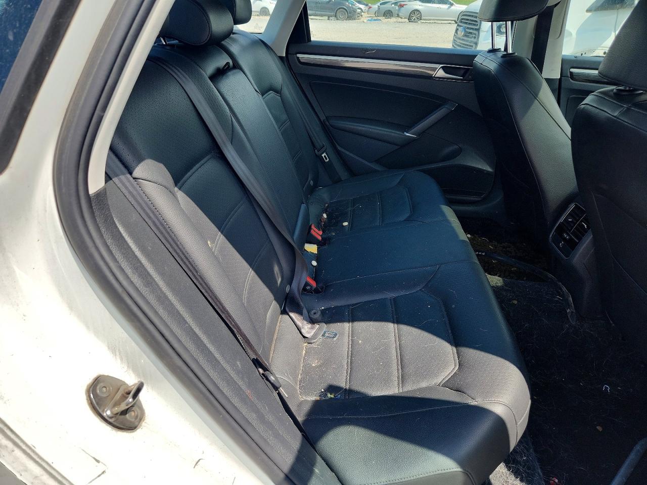 VOLKSWAGEN PASSAT 2016 — 11
