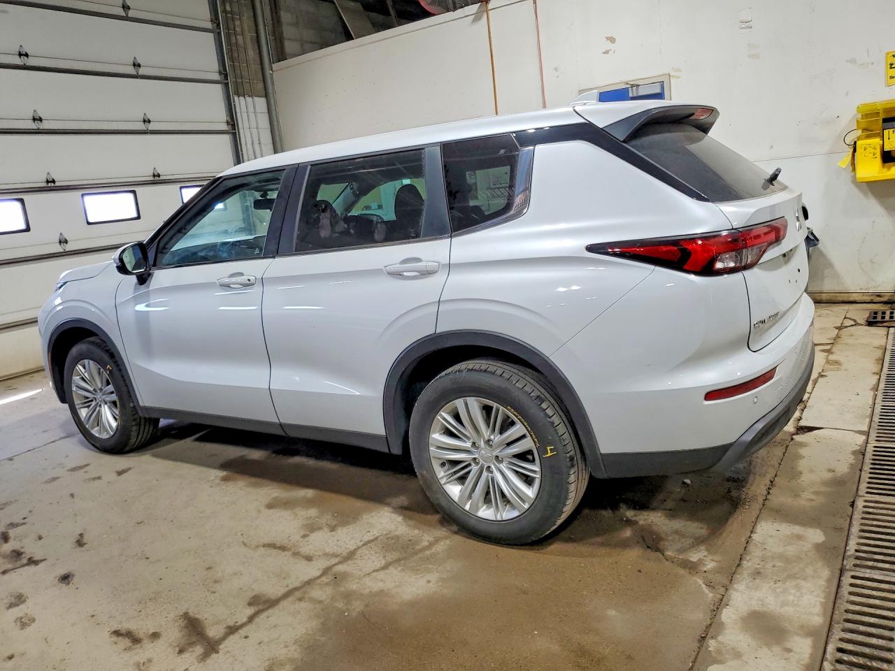 MITSUBISHI OUTLANDER 2023 — 3
