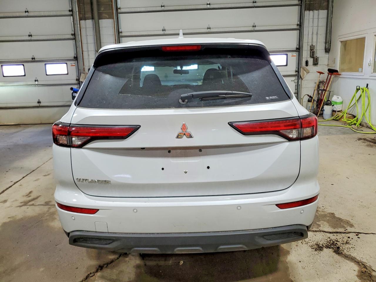 MITSUBISHI OUTLANDER 2023 — 7