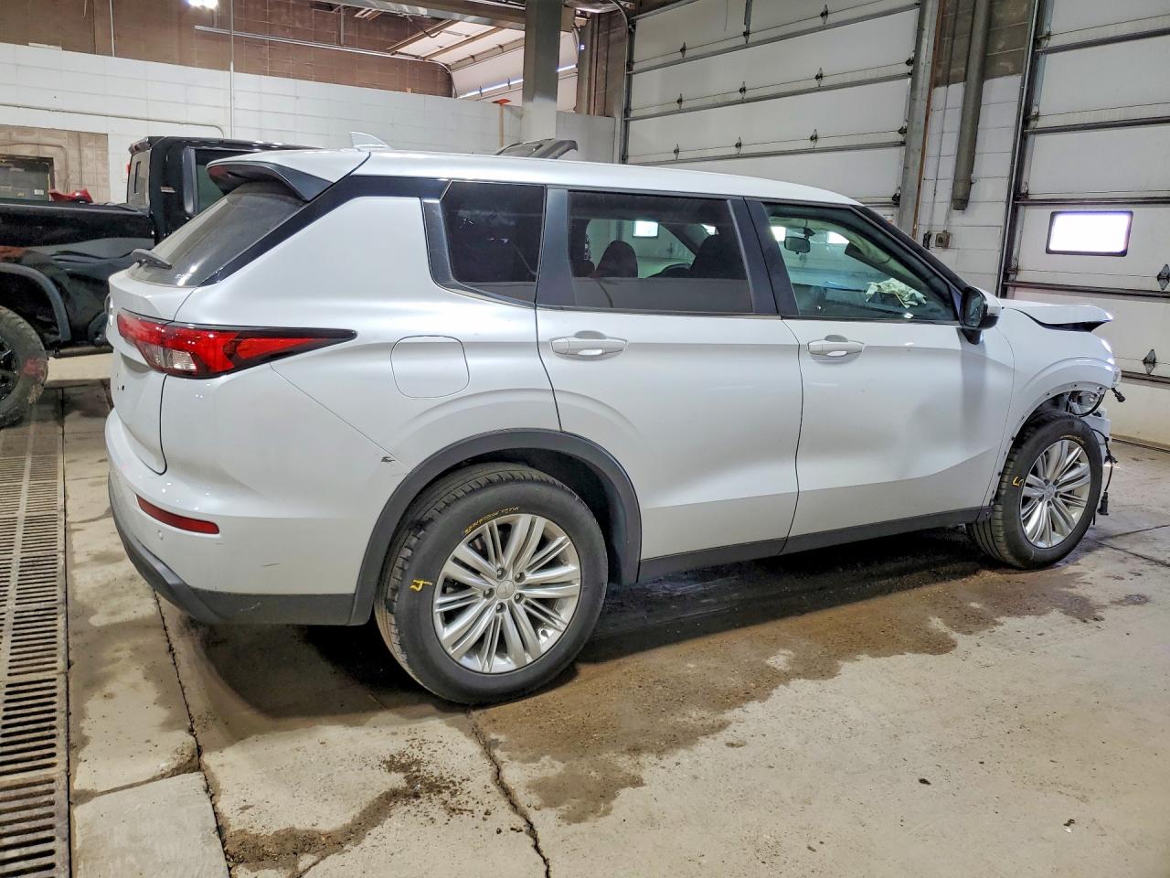 MITSUBISHI OUTLANDER 2023 — 4