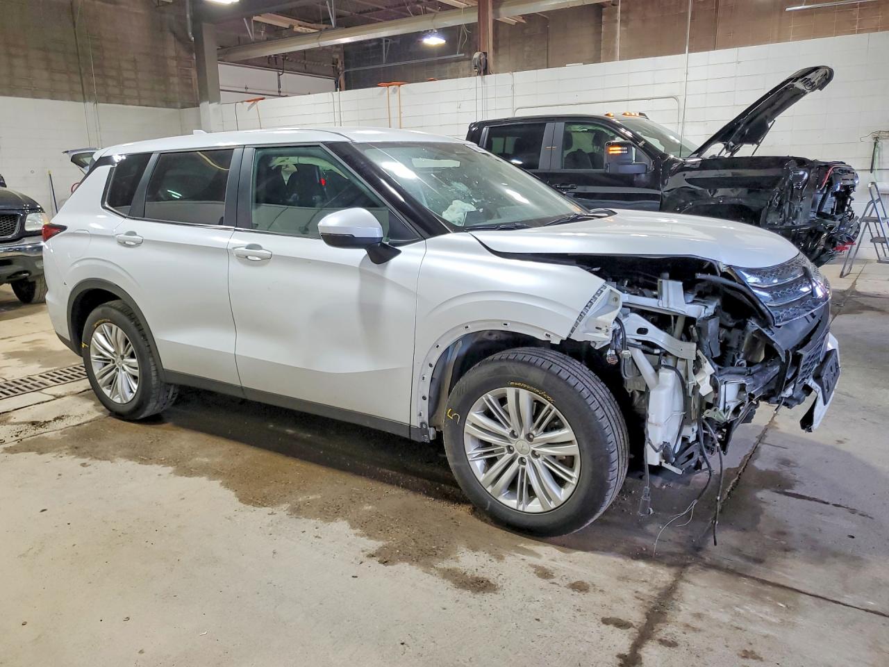 MITSUBISHI OUTLANDER 2023 — 5
