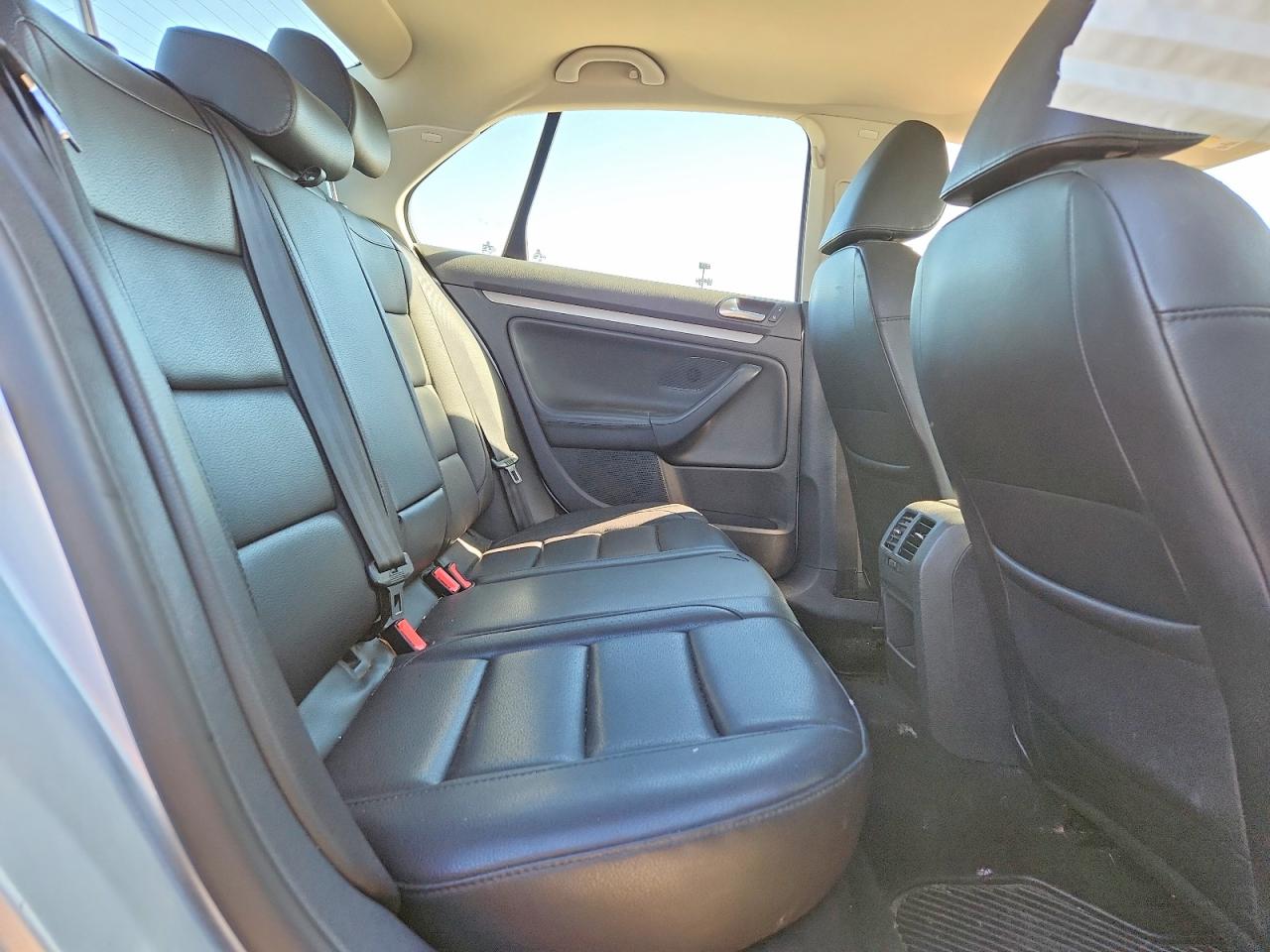 VOLKSWAGEN JETTA 2010 — 11