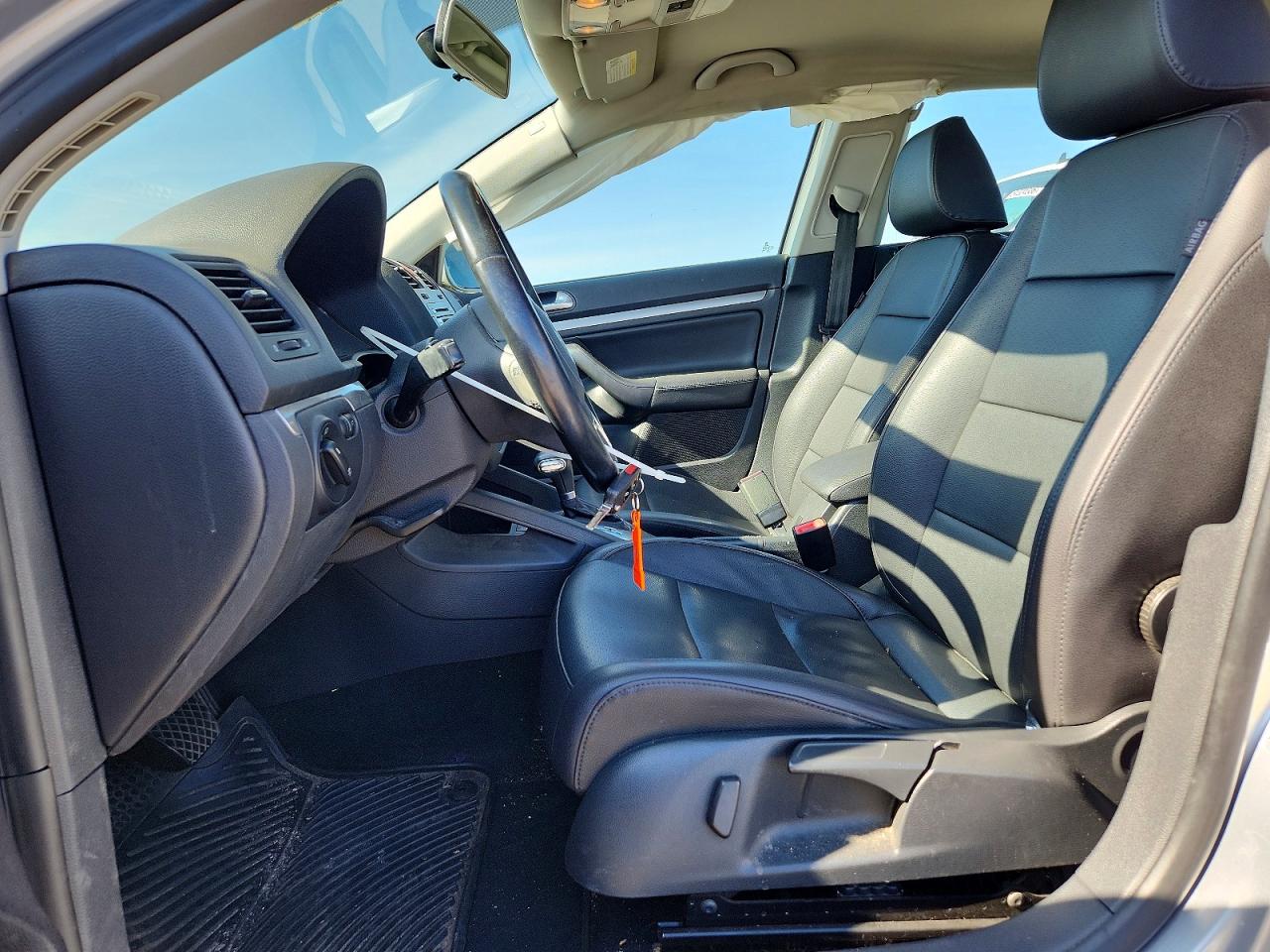 VOLKSWAGEN JETTA 2010 — 8