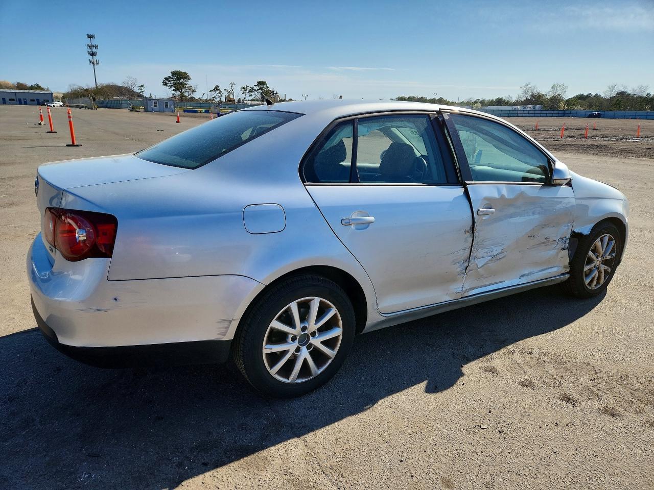 VOLKSWAGEN JETTA 2010 — 4