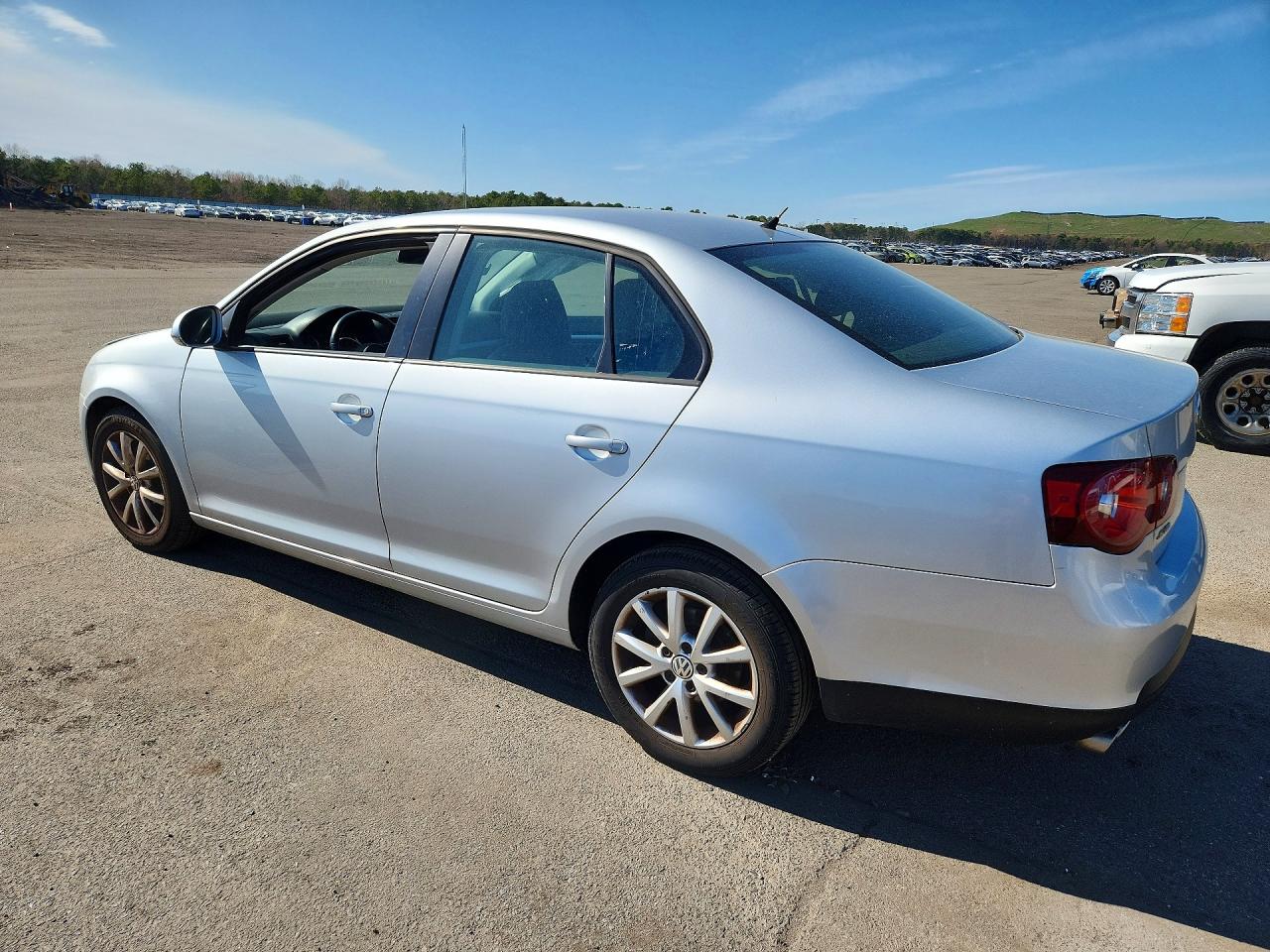 VOLKSWAGEN JETTA 2010 — 3