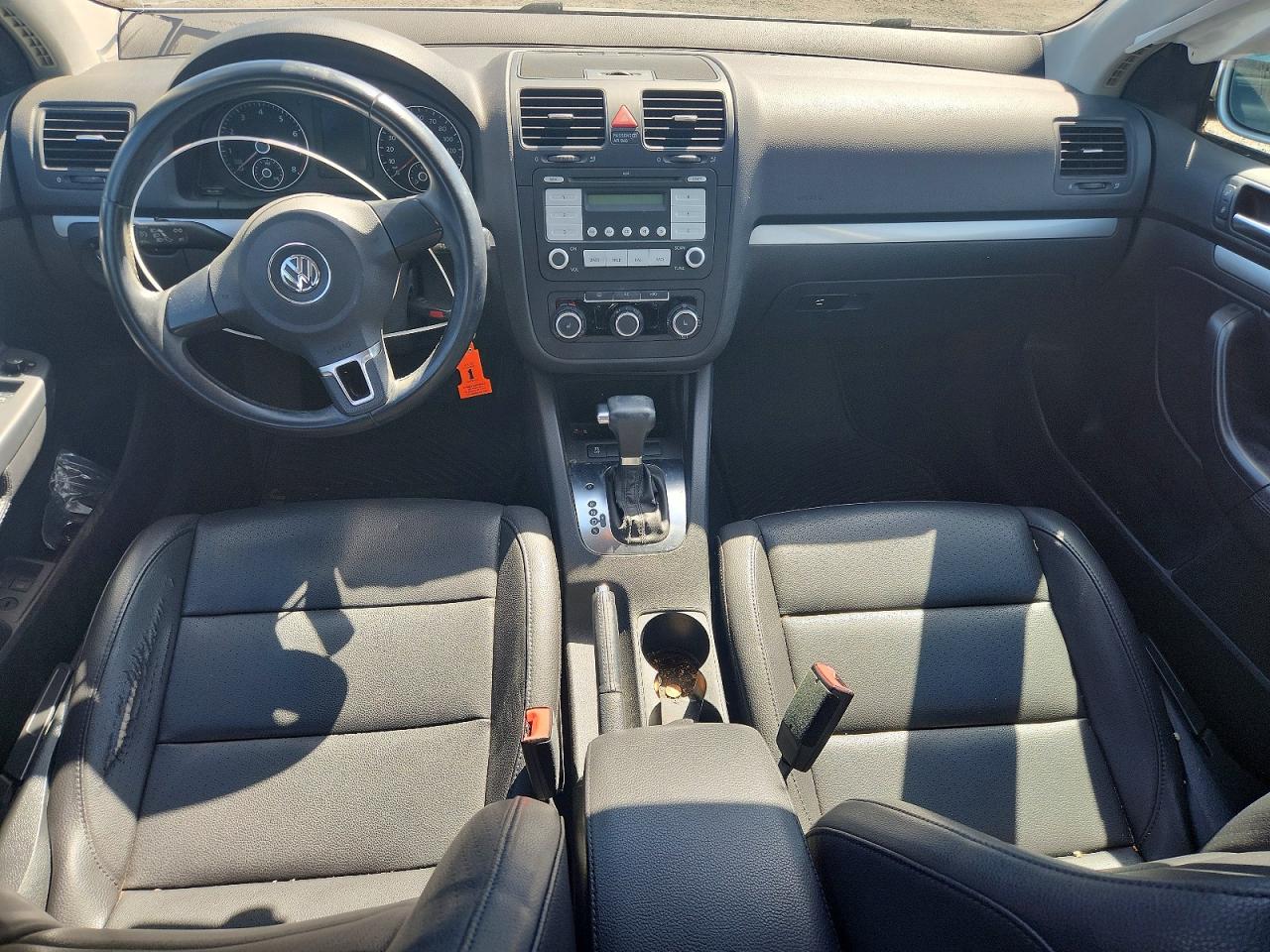 VOLKSWAGEN JETTA 2010 — 9
