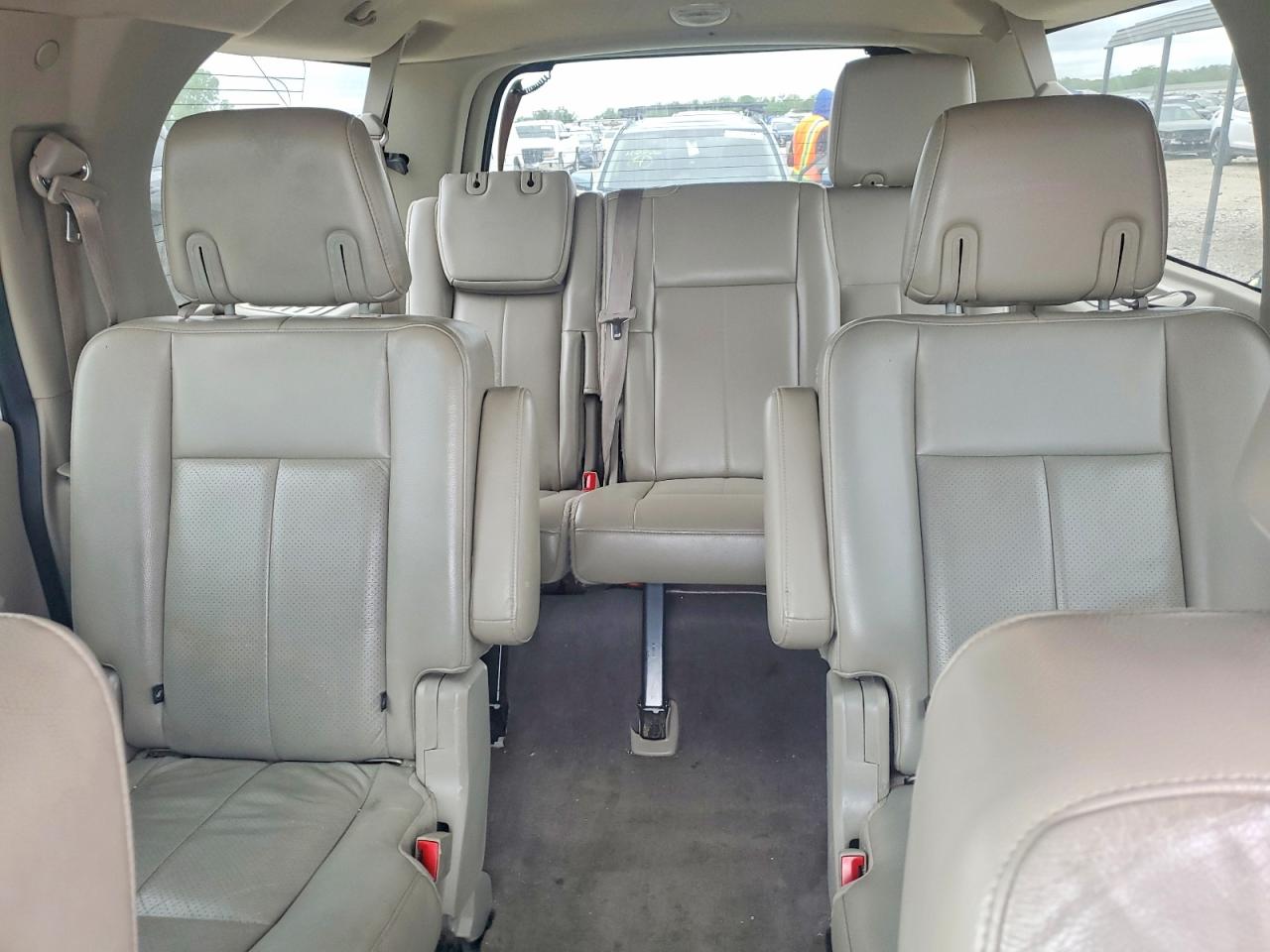 FORD EXPEDITION 2010 — 11