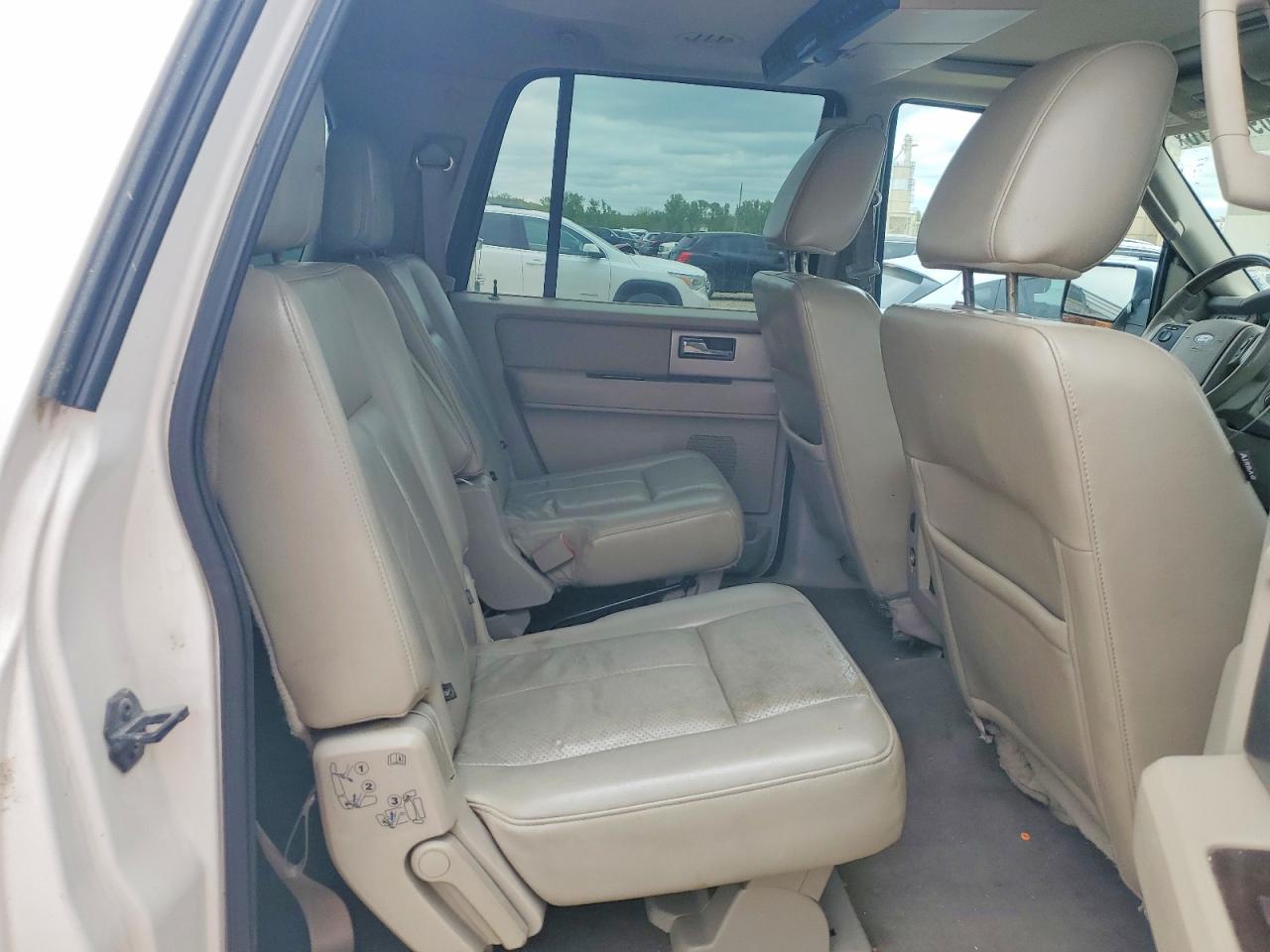 FORD EXPEDITION 2010 — 12