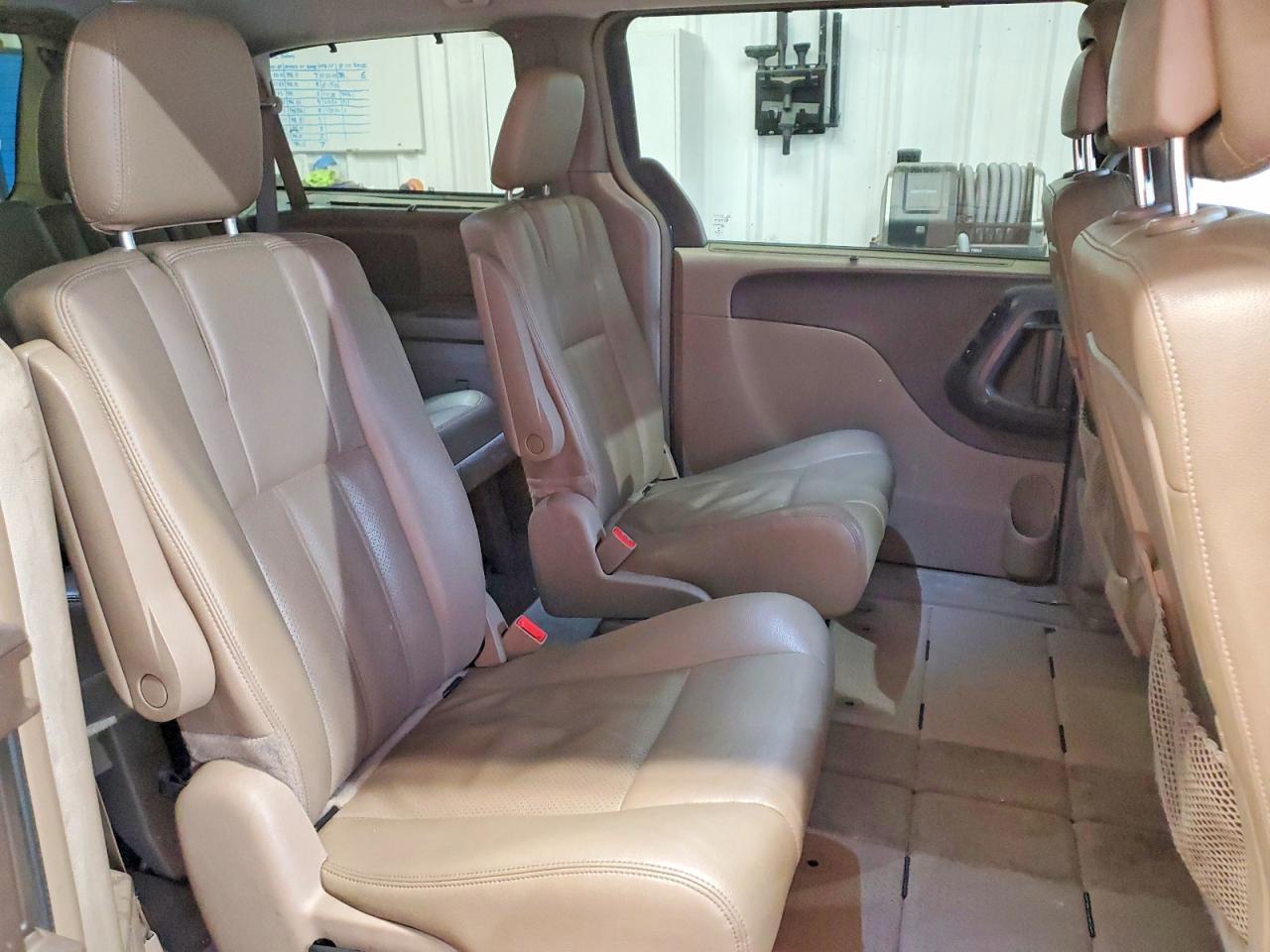 CHRYSLER TOWN & COUNTRY 2015 — 12