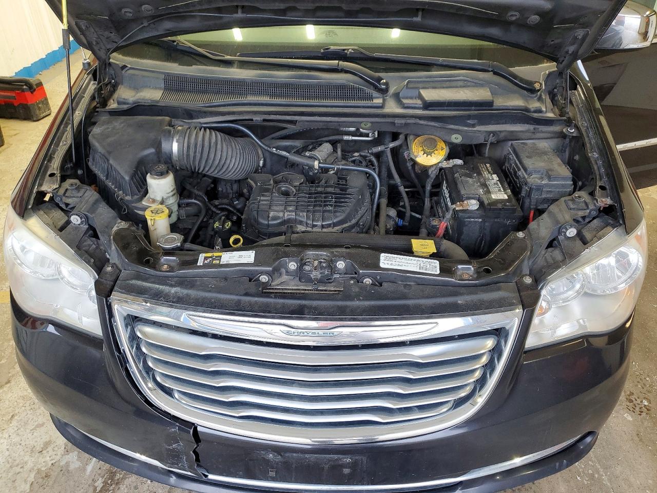 CHRYSLER TOWN & COUNTRY 2015 — 13