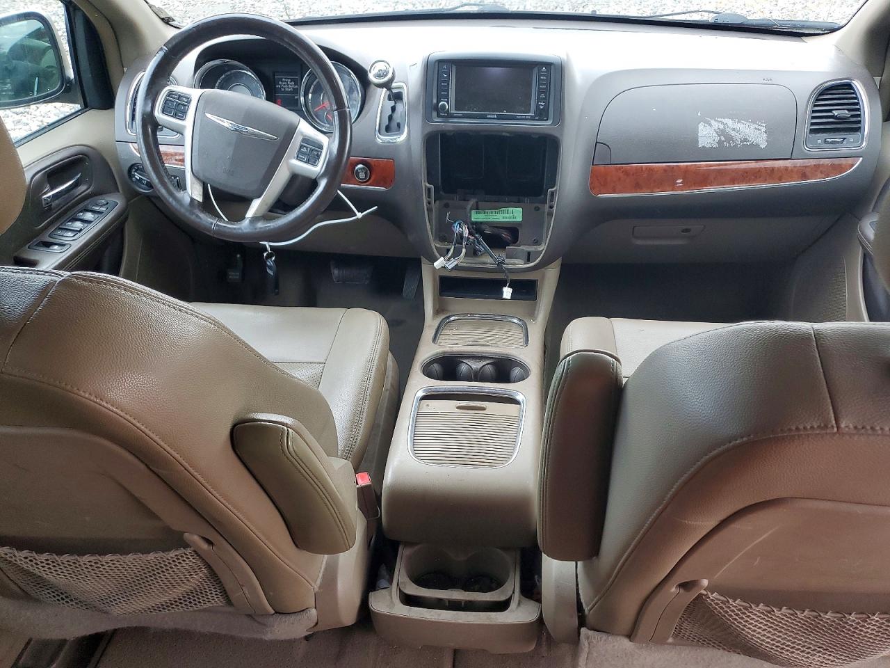 CHRYSLER TOWN & COUNTRY 2015 — 9