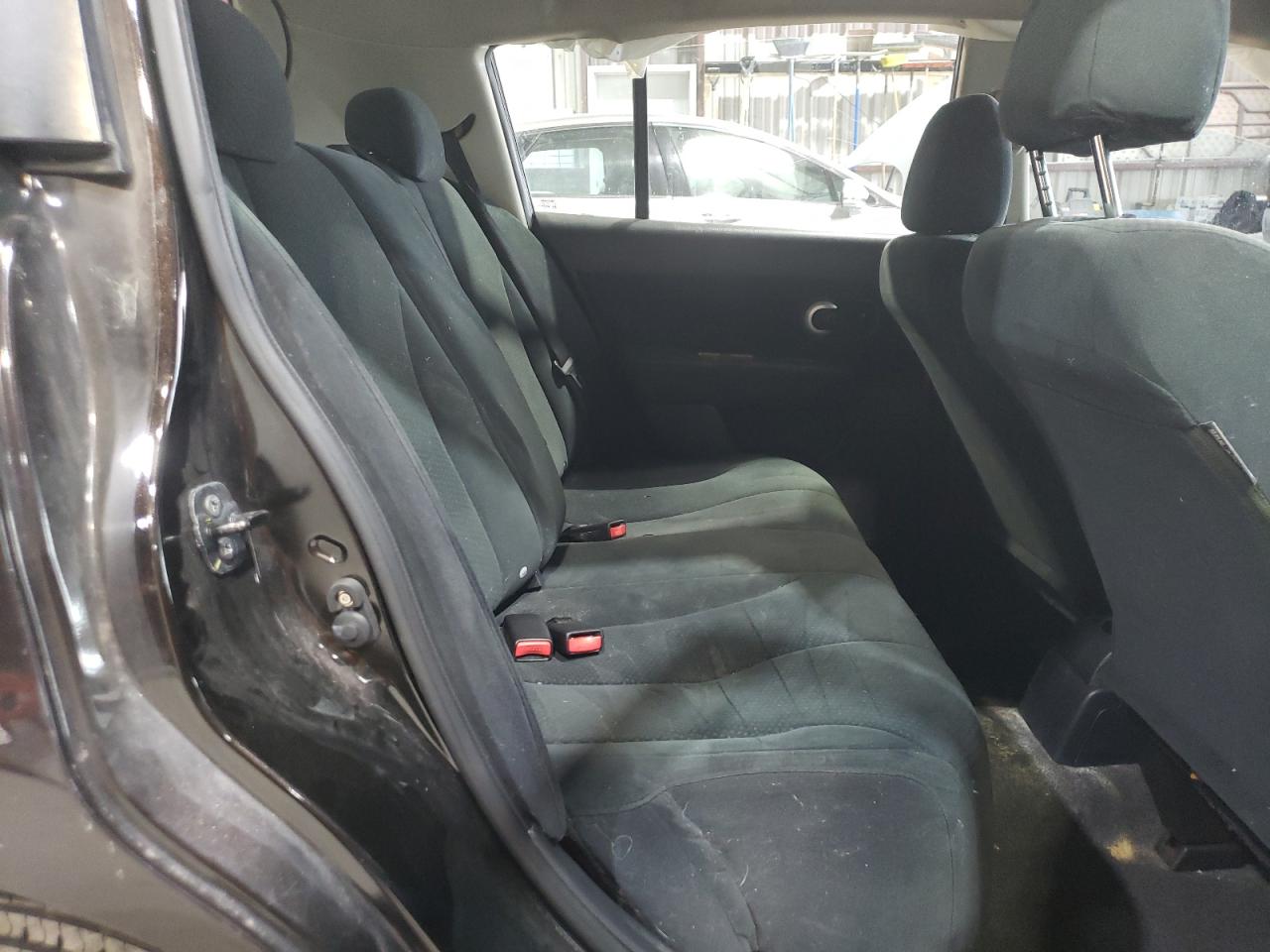 NISSAN VERSA 2010 — 12