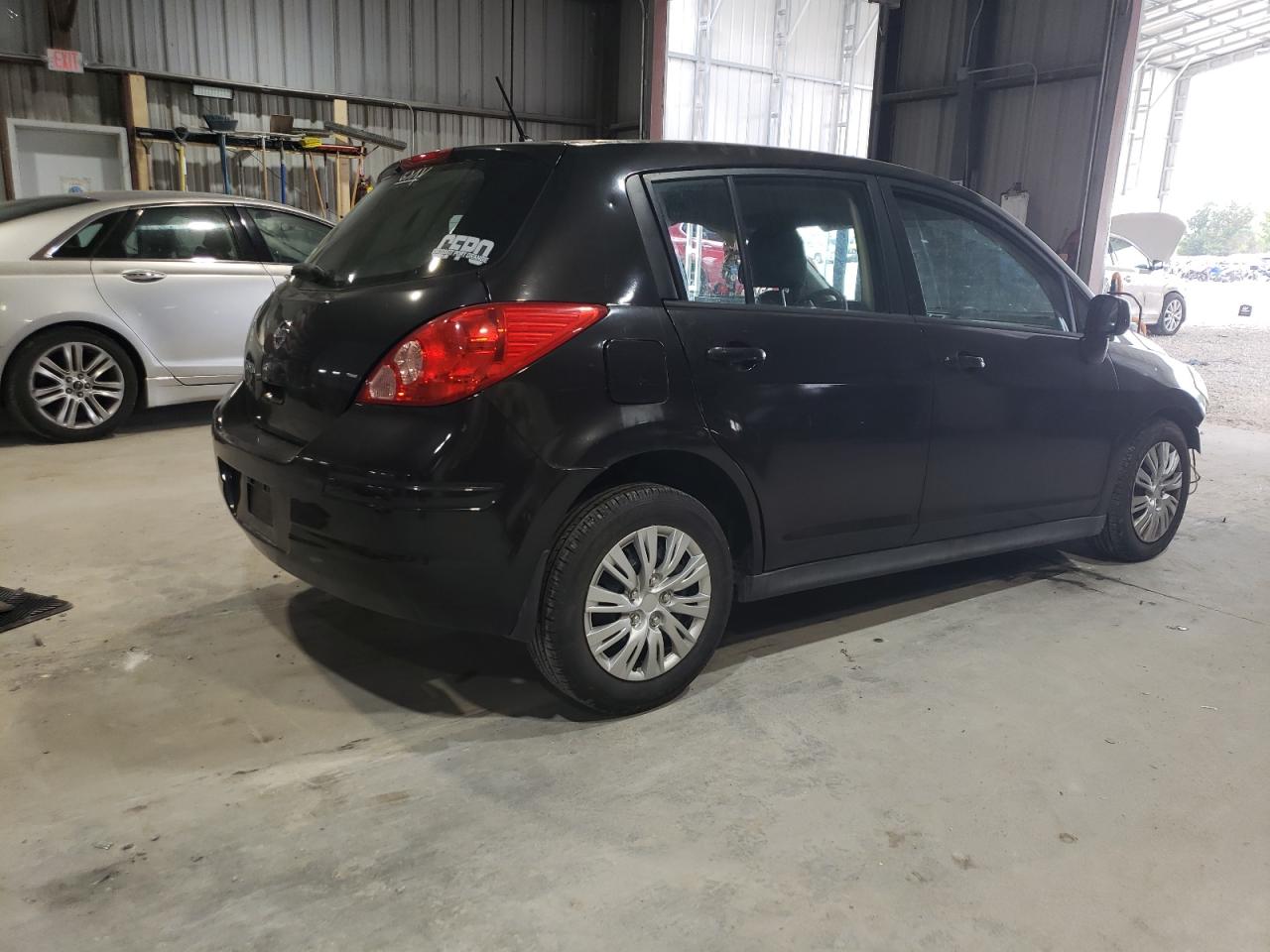 NISSAN VERSA 2010 — 4